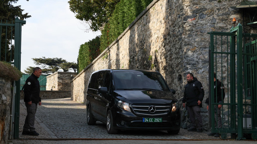     Российская делегация в Генеральном консульстве США в Стамбуле Gettyimages.ru