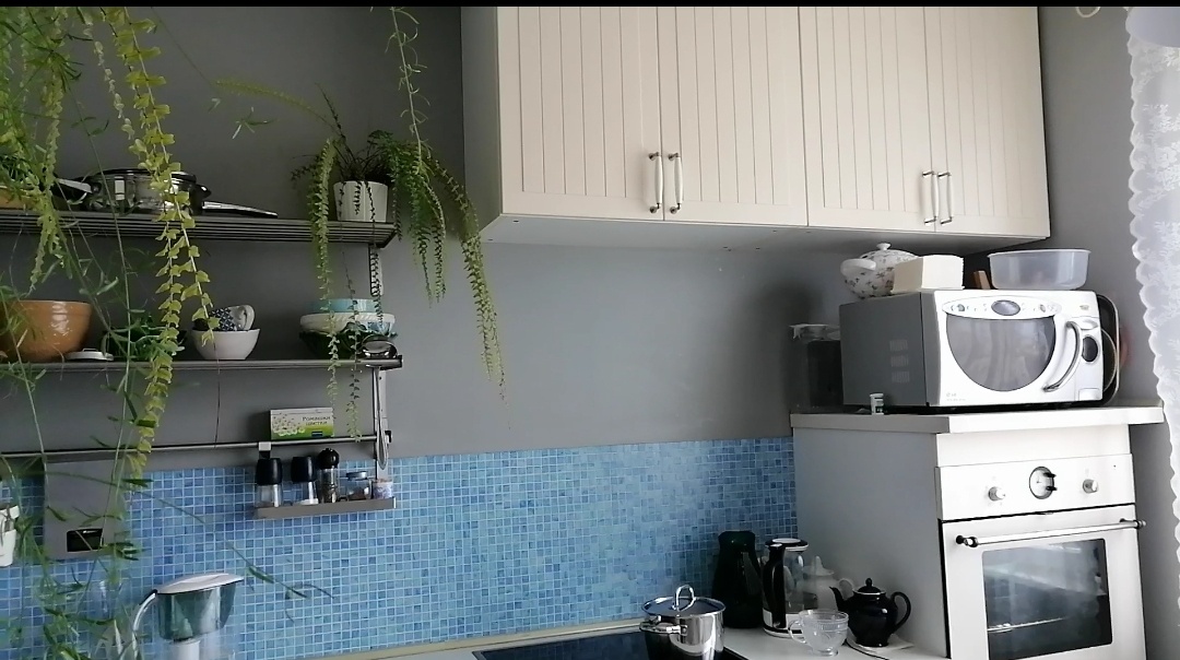 В любых цветах люблю свою кухню. Ящики под потолок - решение 17летней давности. Сейчас мне 55. Тридцать уже не будет точно, я узнавала))). Статистика падений женщин с табуреточки на кухне - ужасающая.....