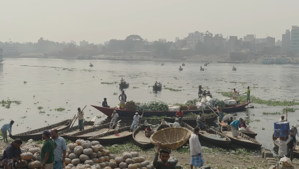 Река Буриганга в переводе это "Старый Ганг". Смог застилает реку, но жизнь продолжается