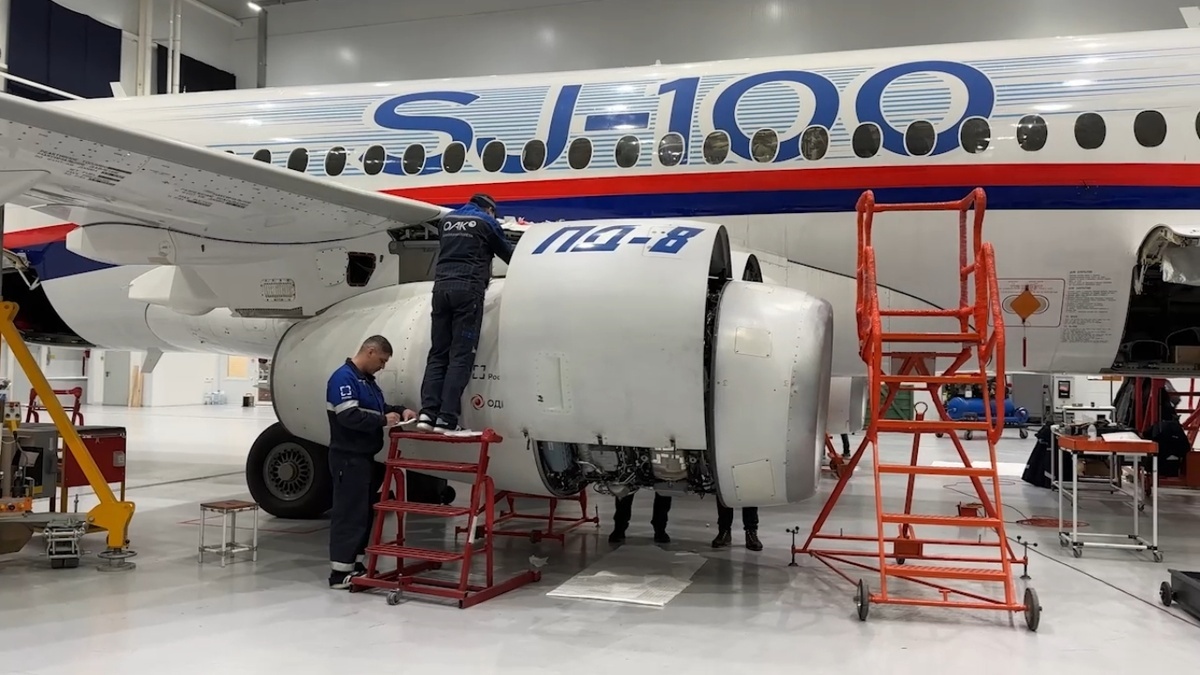 Установка доработанных двигателей ПД-8 на второй опытный SJ-100 с заводским номером 95157, бортовой - 97012. Кадры ОАК
