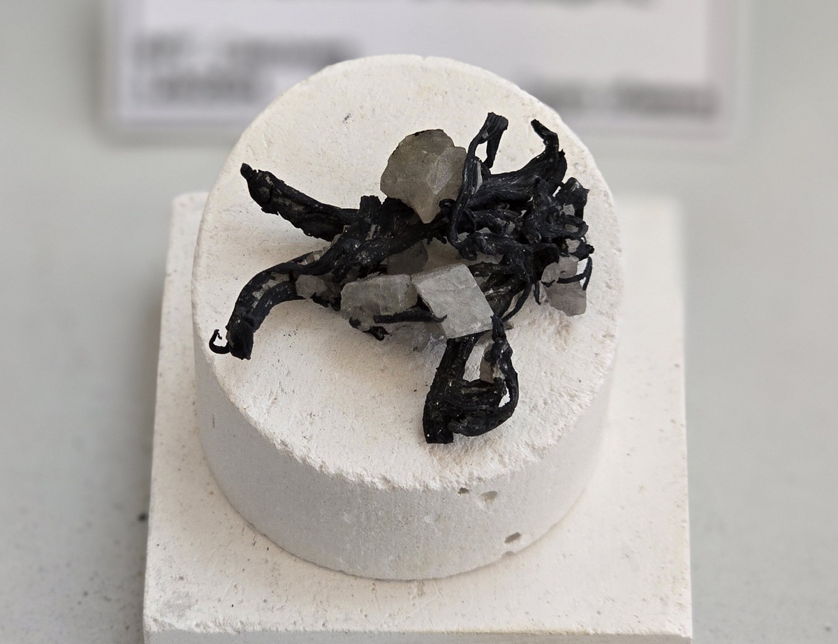 Проволочное серебро с кальцитом