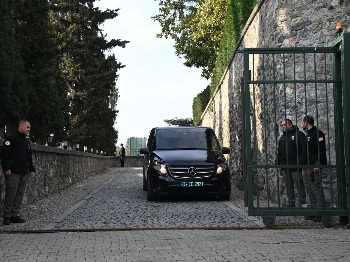    Автомобиль российской делегации выезжает с территории резиденции генконсула США в Стамбуле после встречи представителей РФ и США© РИА Новости / Кирилл Зыков