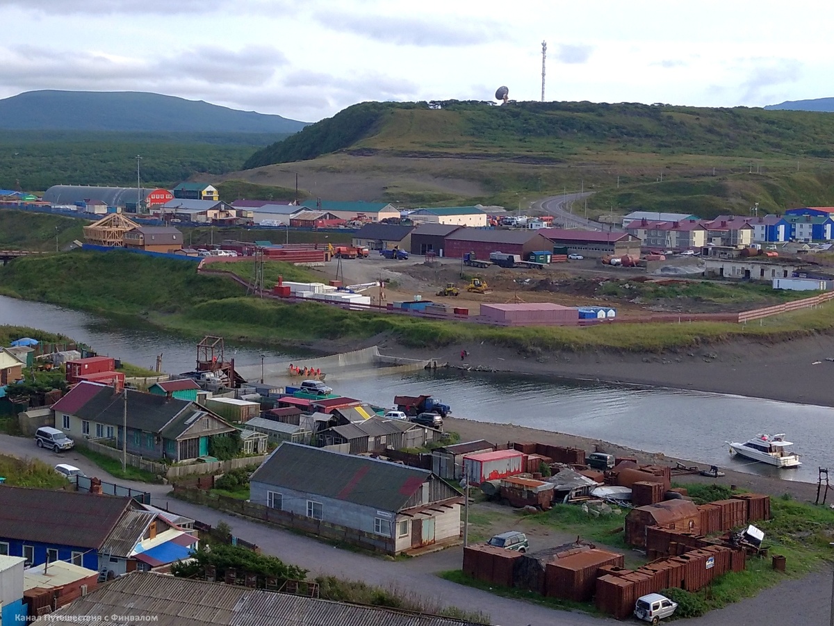 Жители Дальнего Востока знают, что такое РУЗ. Для тех, кто далек от темы показываю о чем идет речь: РУЗ (рыбоучетное заграждение) - простыми словами - сеть, перегораживающая русло реки (на самом деле РУЗ устроен сложнее). Сентябрь 2021 года: рыбаки поднимают улов кеты на Итурупе.