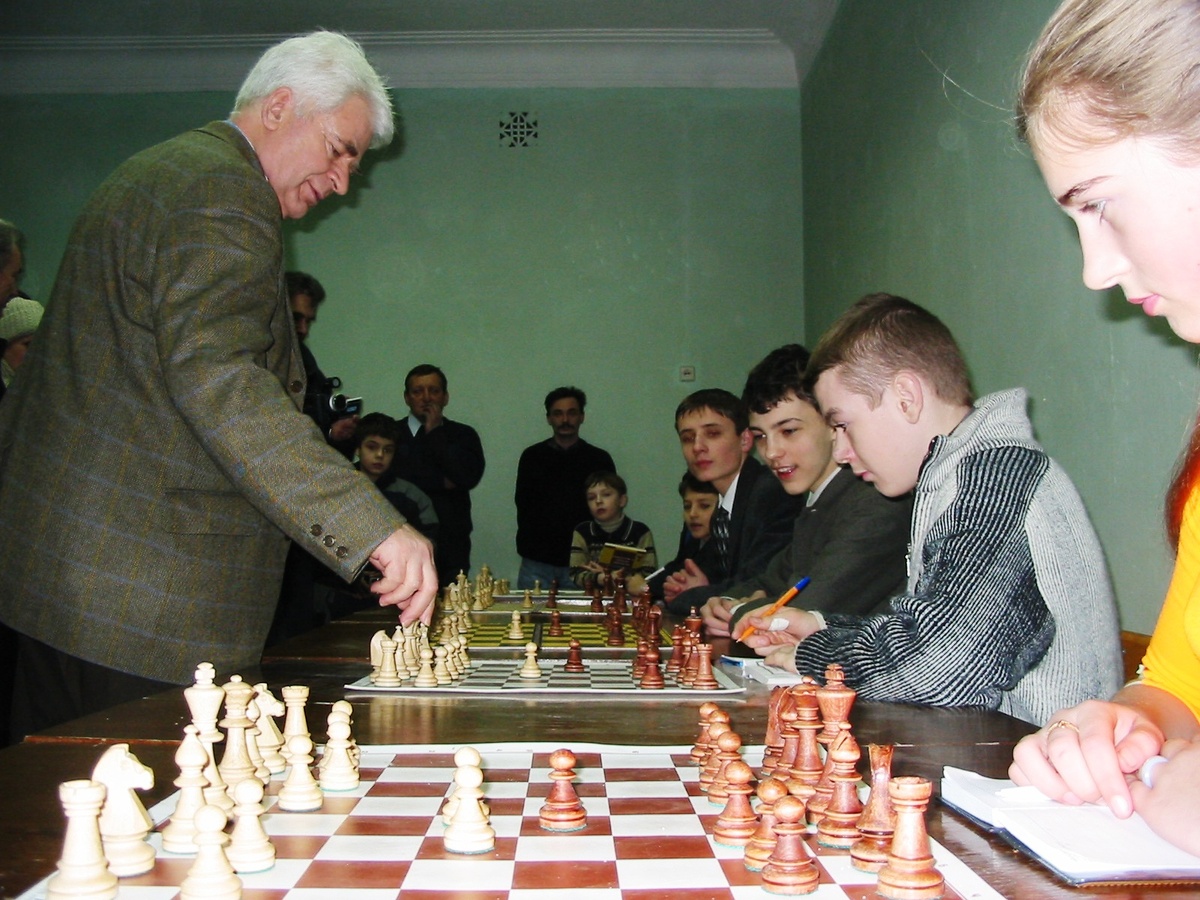 Сеанс одновременной игры в шахматном клубе Балтийска. 18 января 2005-го