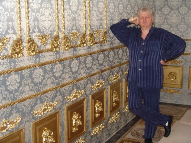 Завидный жених в парадной пижаме. А чего в коридоре, а не в будуаре?