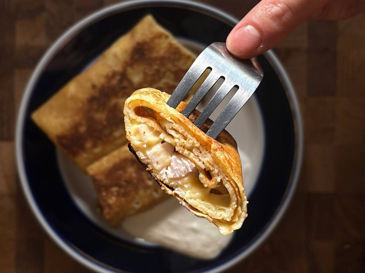 Вариант подачи блинов- с начинкой из копченой курицы и сыра.