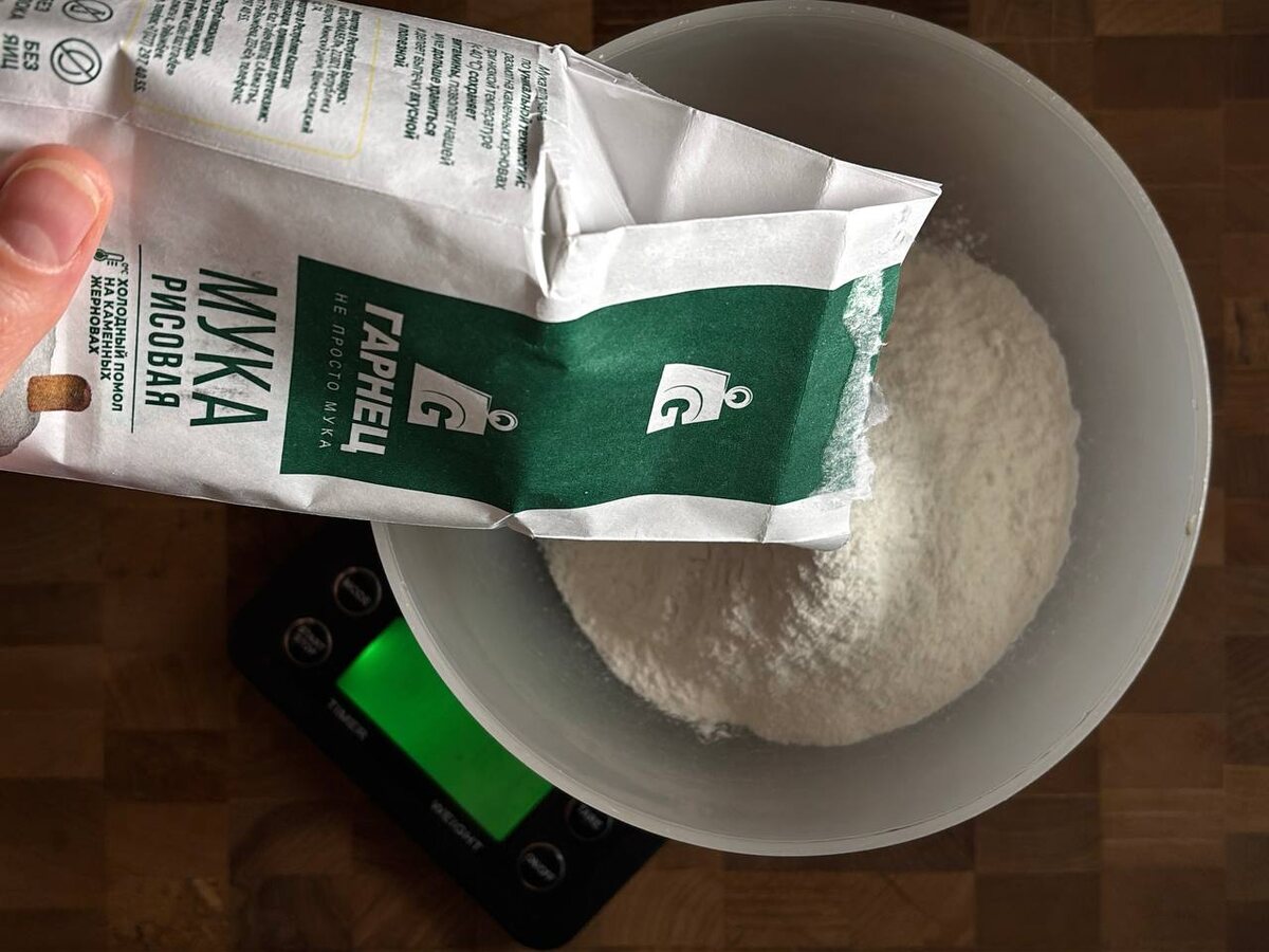 Процесс соединения сухих ингредиентов.