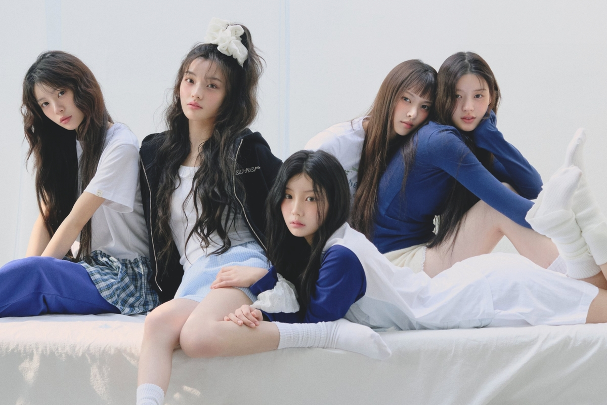     ILLIT представили дизайн официального лайтстика