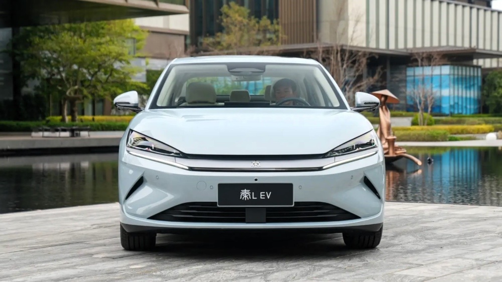 На фото: Электрический седан BYD Qin L EV