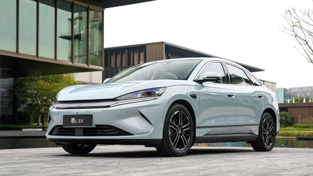 На фото: Электрический седан BYD Qin L EV