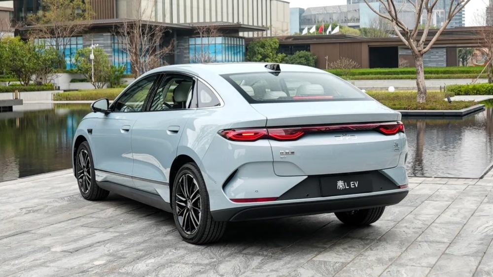 На фото: Электрический седан BYD Qin L EV