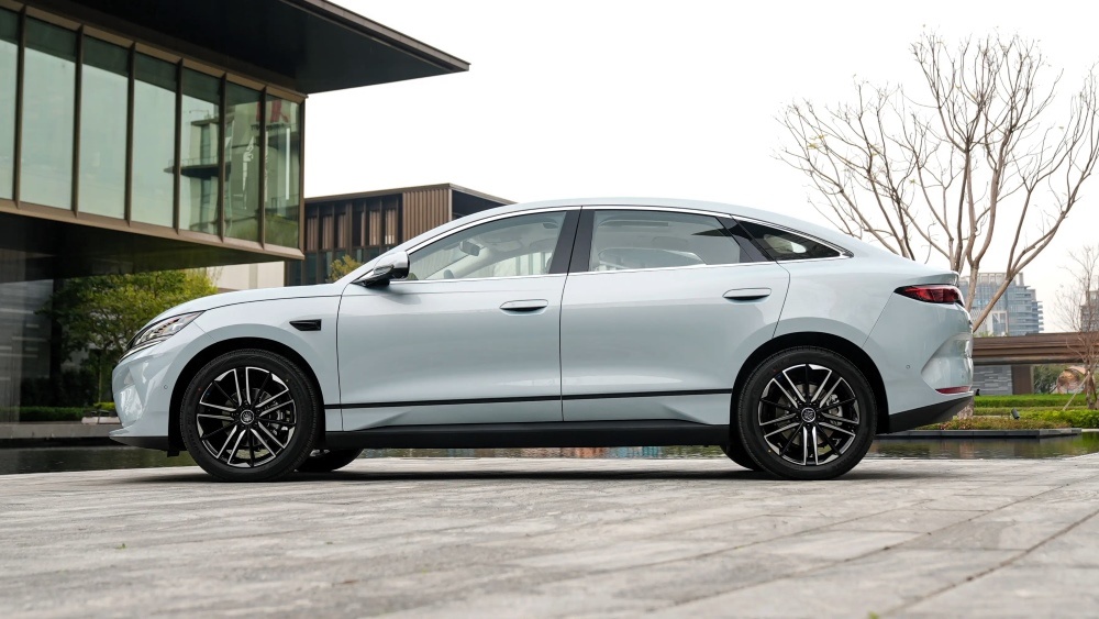 На фото: Электрический седан BYD Qin L EV