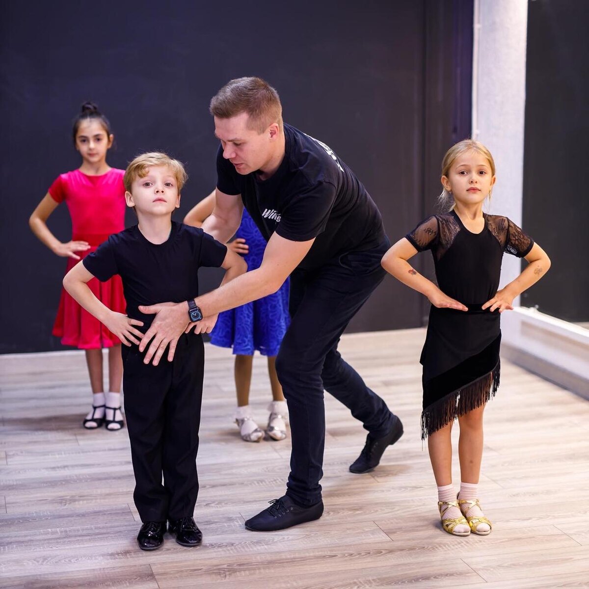 Фото Школы танца Wings Dance. Во время занятий спортивно бальными танцами.