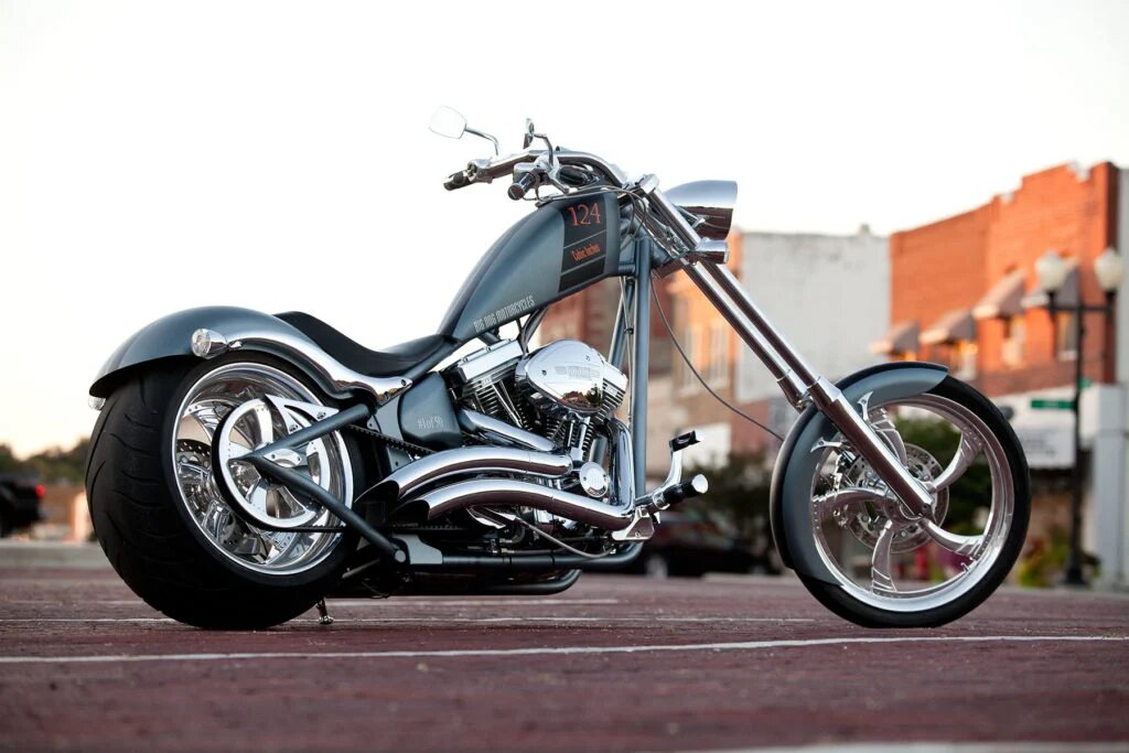  K-9 2021 года с его наклоном рамы в 39 градусов и его задней шиной 300 мм,