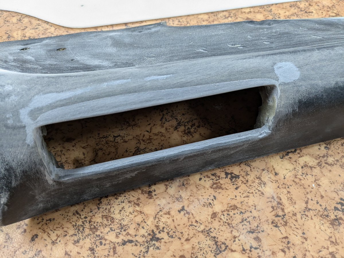 посадочное место под центральный воздуходув вспух,пришлось шпатлевать и подгонять под размеры.