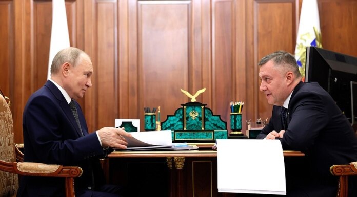    Игорь Кобзев и Владимир Путин (слева). Источник фото: сайт Кремля kremlin.ru