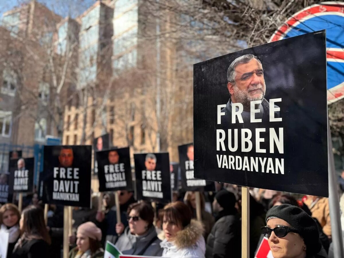 Акция протеста у здания офиса ООН в Армении (28 февраля 2025). Еревaн
© Sputnik