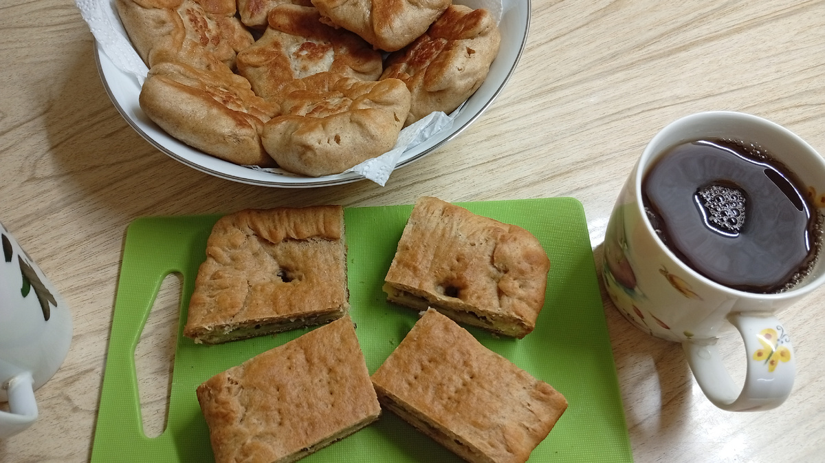 грибы - отличная начинка для пирога) получается вкусно и сытно)