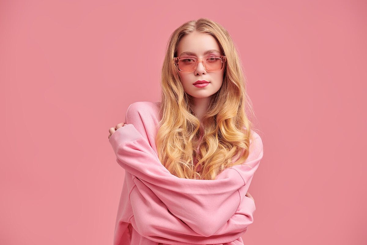 Яркое худи можно поддержать, например, солнечными очками в тон. Источник: Shutterstock📷
