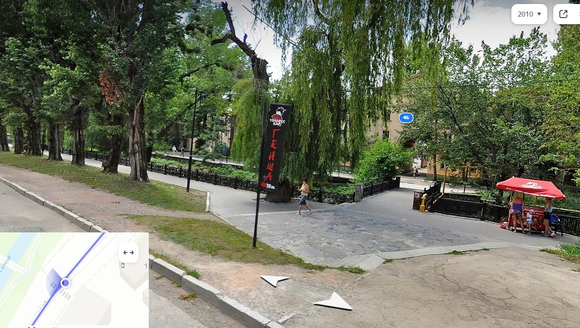 В 1971 году не было здесь ни тротуаров, ни чугунных решёток, а вот речка Салгир, ивушки и хороший аппетит, ну этого не отнять.. Не зря Витя Веселов не стерпел, тащили мы его в грузовик с этого места..