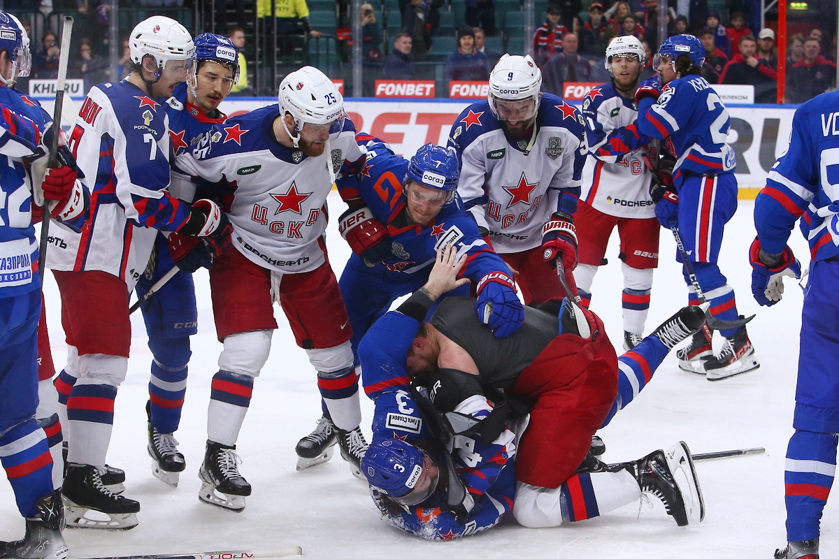 Если драка перерастает в массовое столкновение, где участвуют сразу несколько игроков, судьи могут удалить всех участников конфликта или наложить дополнительные санкции на команду