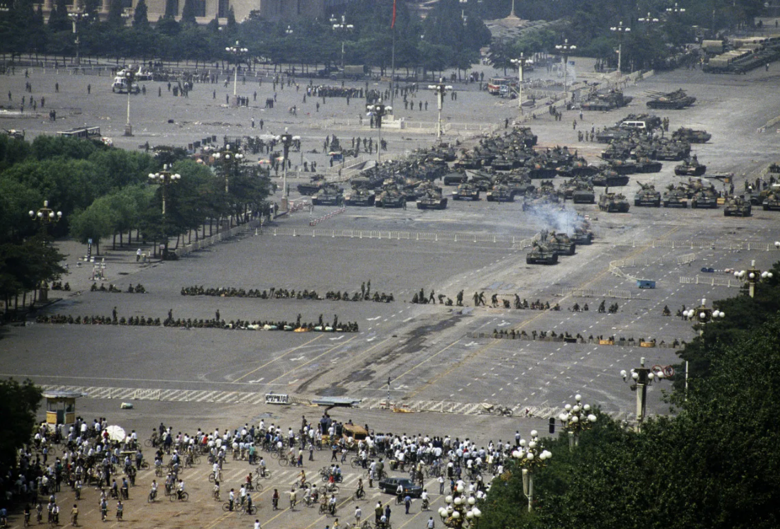 Китай 1989 года: танки едут подавлять восстание на главной площади страны.