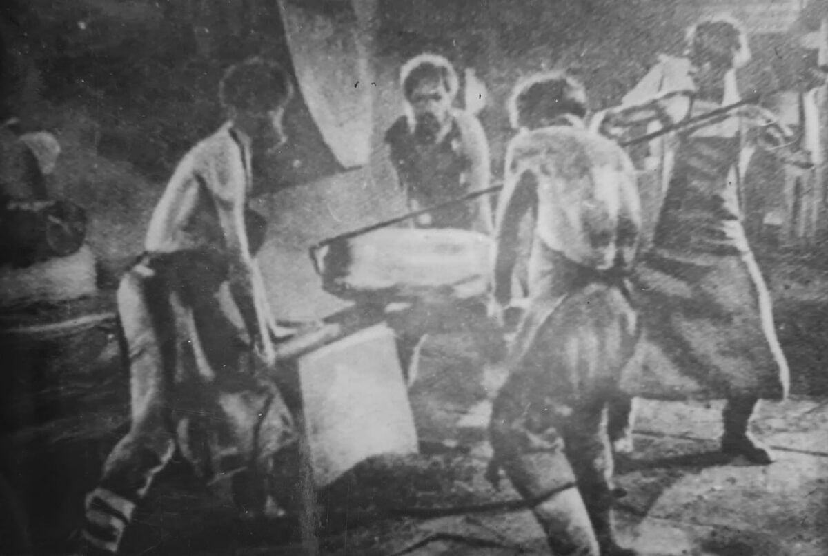 Фото из собраний НТГИА "Так работали на демидовском заводе кричные мастера под молотом".