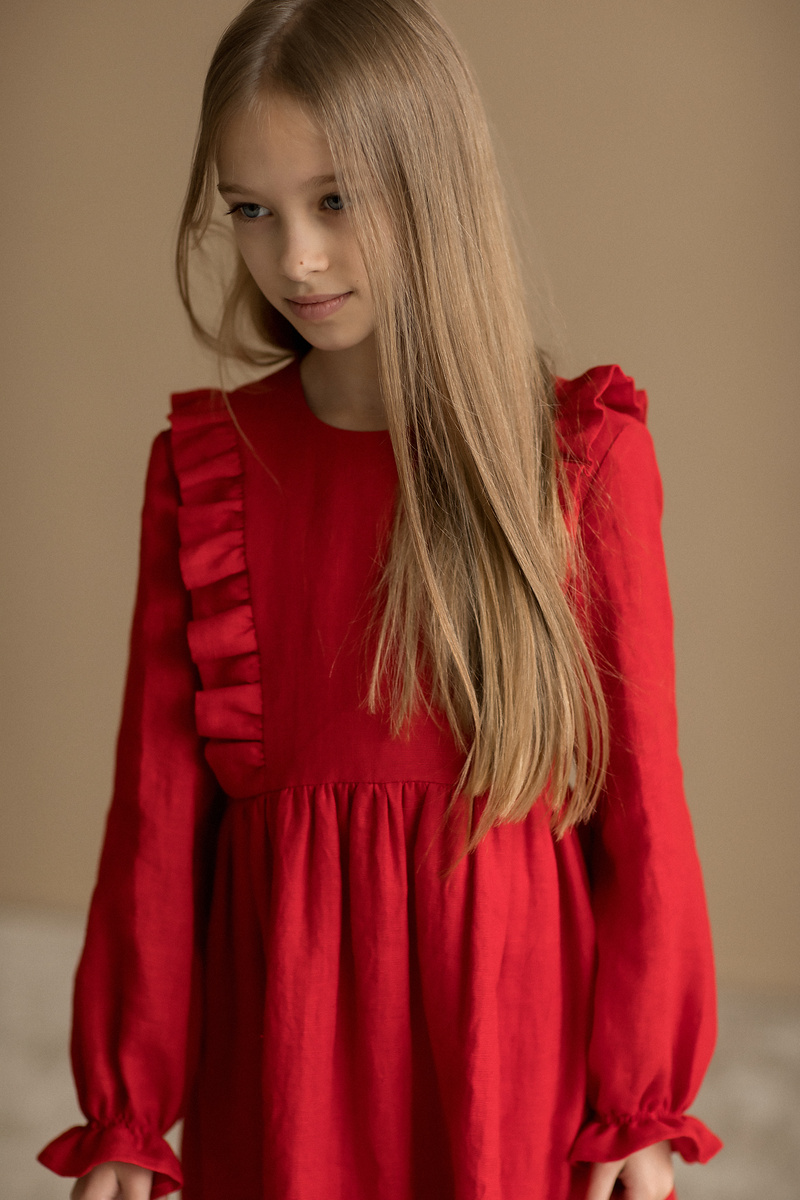 Льняное платье с рюшами для девочки