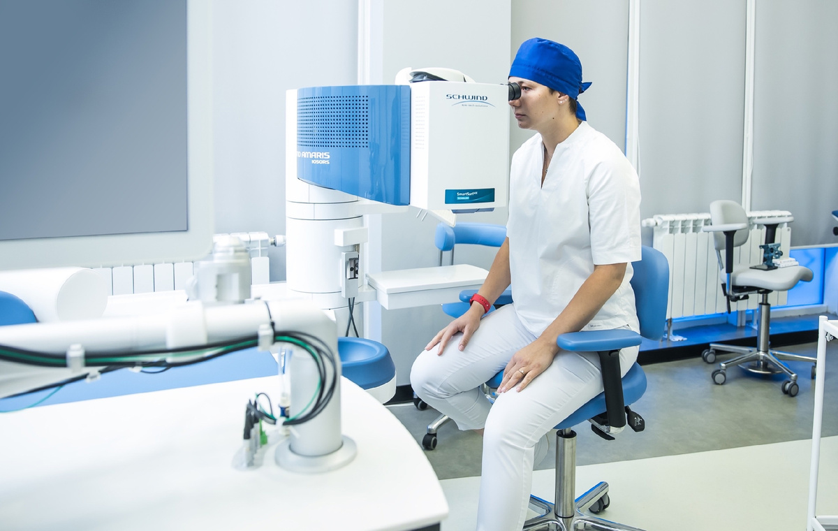 Процесс подготовки к лазерной коррекции зрения в Химках: врач проводит детальную диагностику с помощью современного оборудования. Точная проверка состояния глаз – залог безопасности и успешного результата!