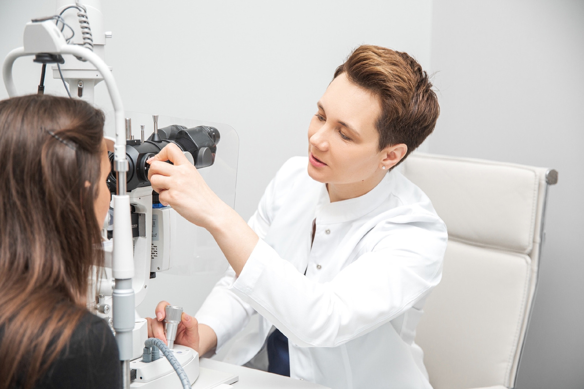 Майчук Наталия Владимировна проводит детальный осмотр глаз перед лазерной коррекцией. Точная диагностика – ключ к безопасной и эффективной процедуре!