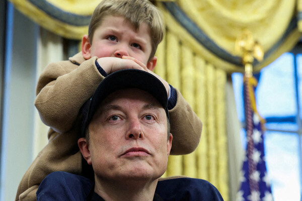 Илон Маск с сыном X в Овальном кабинете Белого дома, 11 февраля 2025 года / Kevin Lamarque/Reuters 