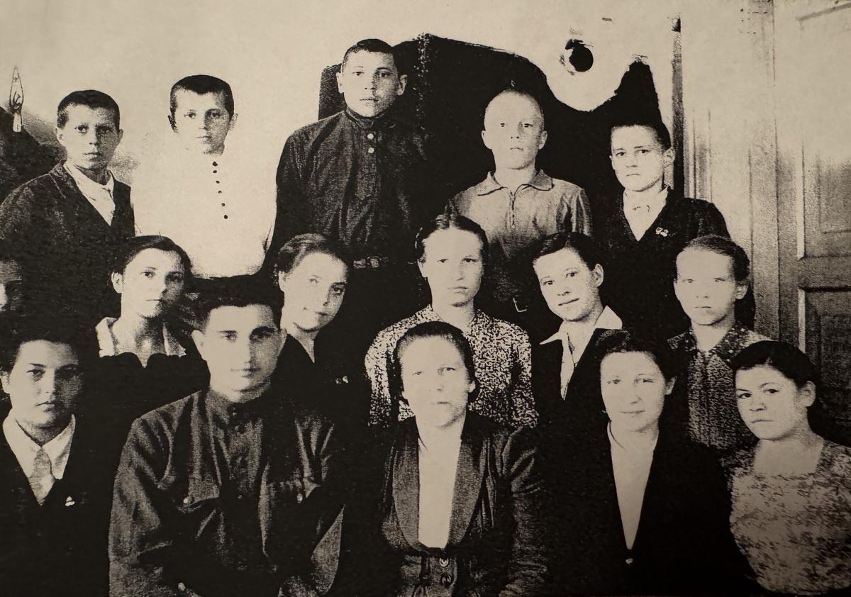 Школьные годы Виталия Иванкина. Наш герой — в верхнем ряду второй справа