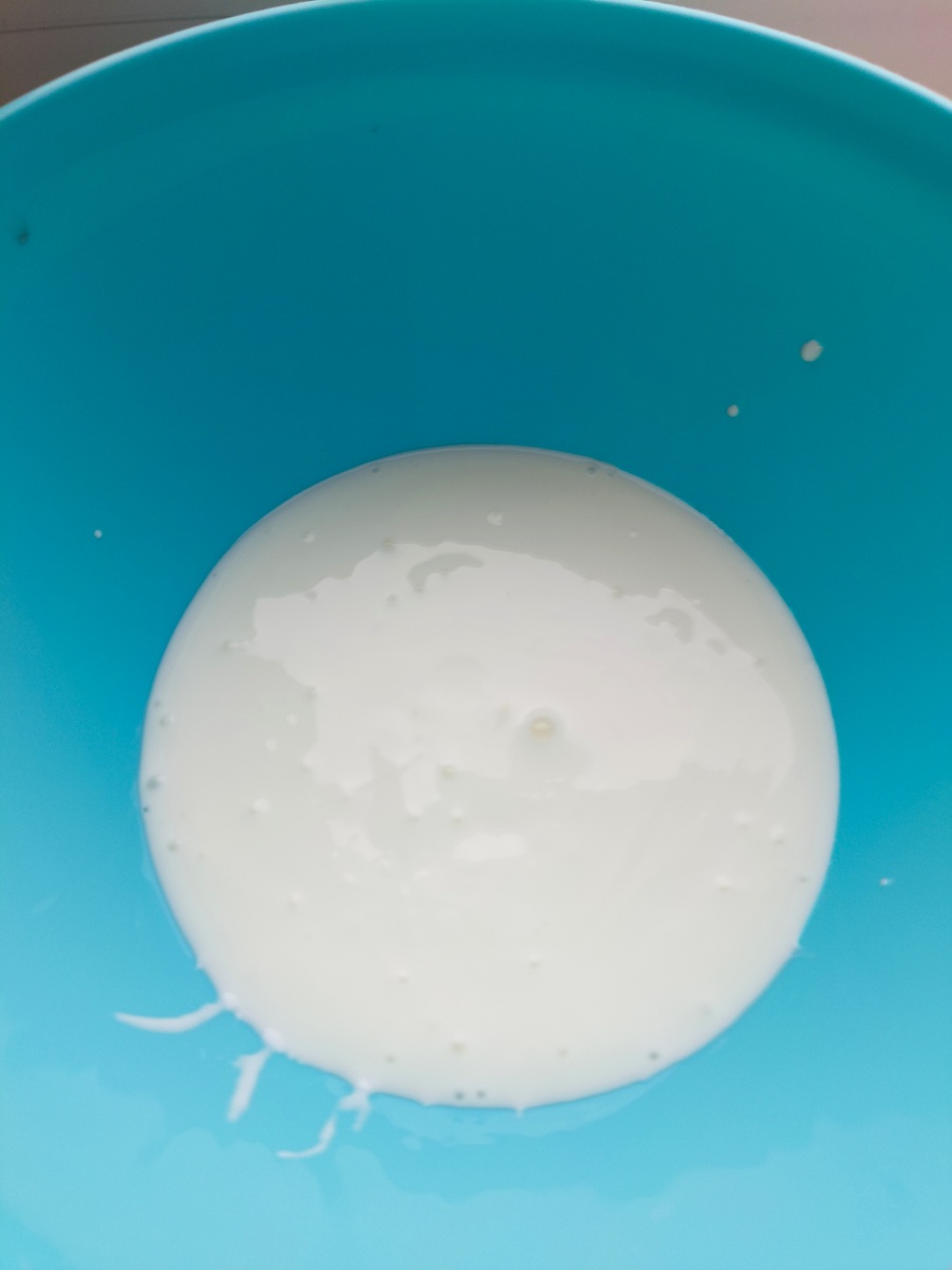 Кефир в чаше. Фото автора