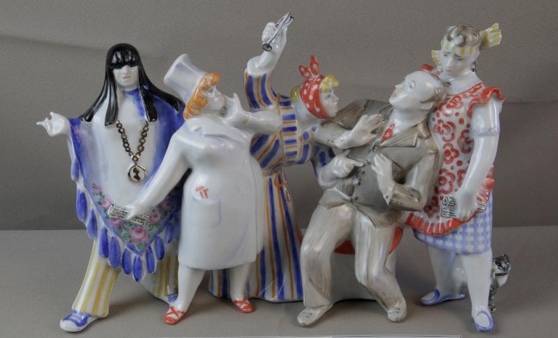 Аста Бржезицкая. Скульптура «Мужчина и женщины» (артисты М. Миронова и А. Менакер в спектакле по пьесе Л. Зорина). 1973 (?). Дулёво. Высота 18,5 см. Приморская государственная картинная галерея / ПР-138. Госкаталог: 46545402.