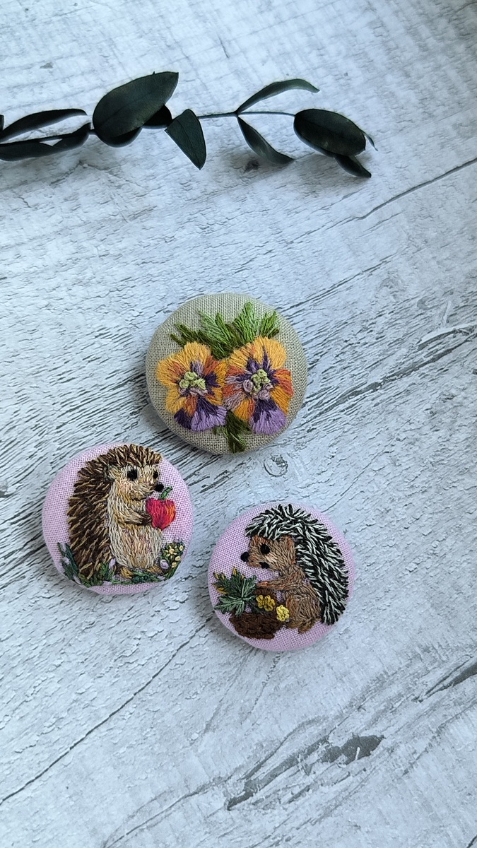 Брошь ёжик. Брошь цветок. 