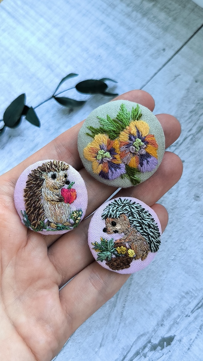 Брошь ёжик. Брошь цветок. 