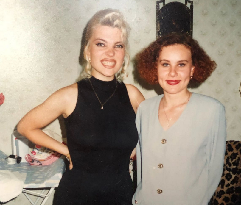 смотрим на фото девушек из 90-х и понимаем, что макиях был яркий.