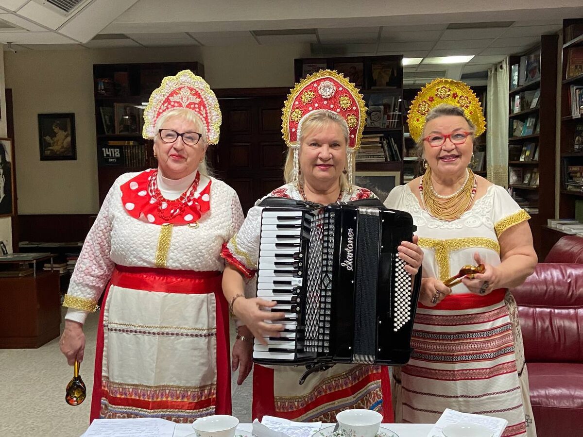 Подружки-веселушки прреб началом гостиной 