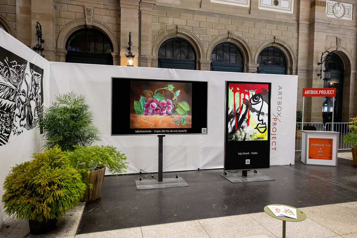 Картина "Виноград  после дождя и бабочка экспонируется на большом экране при входе на выставку ARTBOX PROJECT "SWISSARTEXPO 2021", Цюрих.