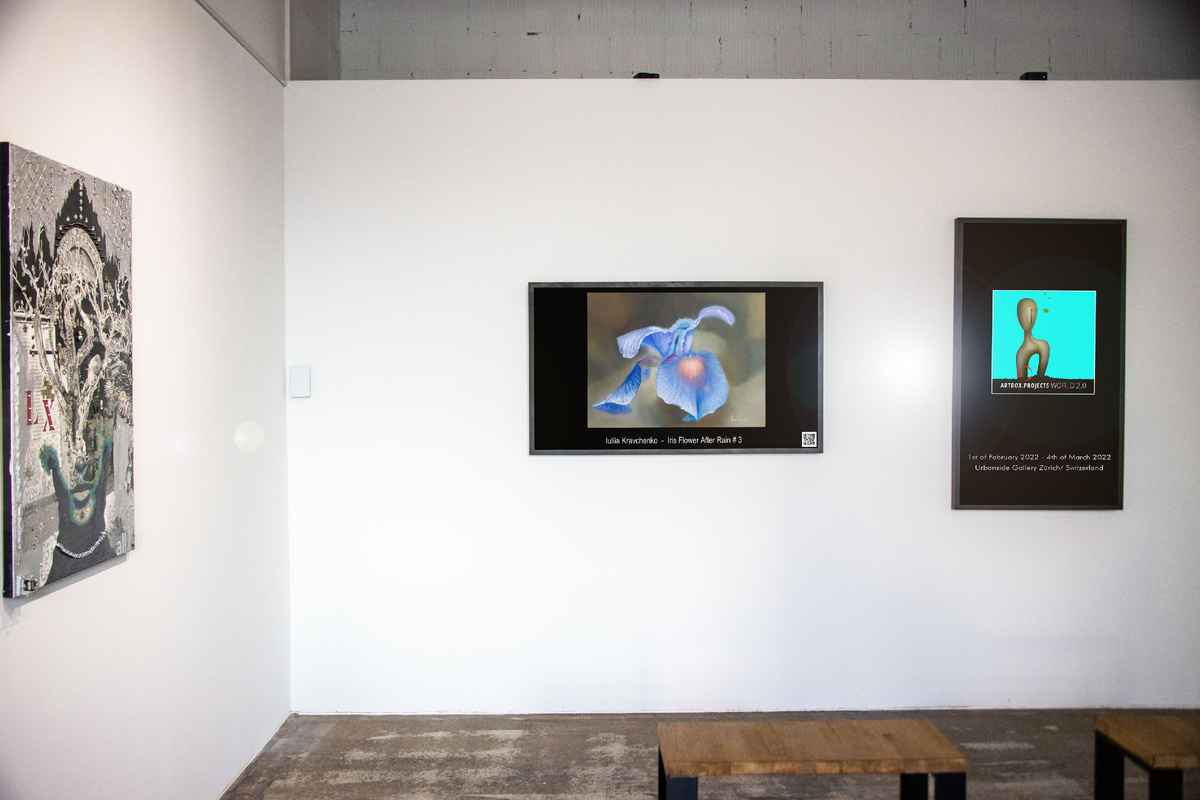 Картина "Цветок ириса после дождя" экспонируется на большом экране на выставке в галерее. 