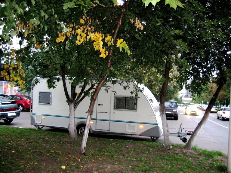 © Фото : предоставлено Рафаэлем Гюльбекяном
Припаркованный под яблоней трейлер