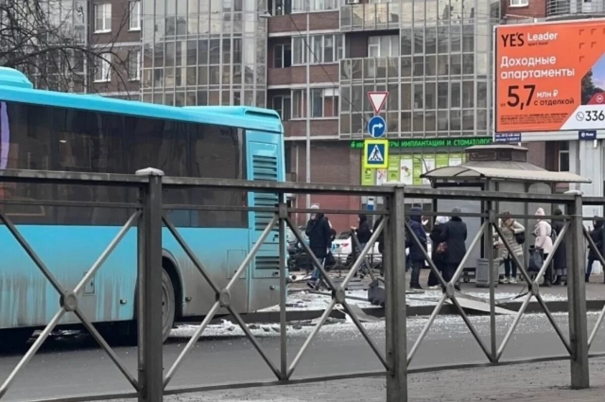    Лазурный автобус протаранил остановку в Петербурге на Ленинском проспекте