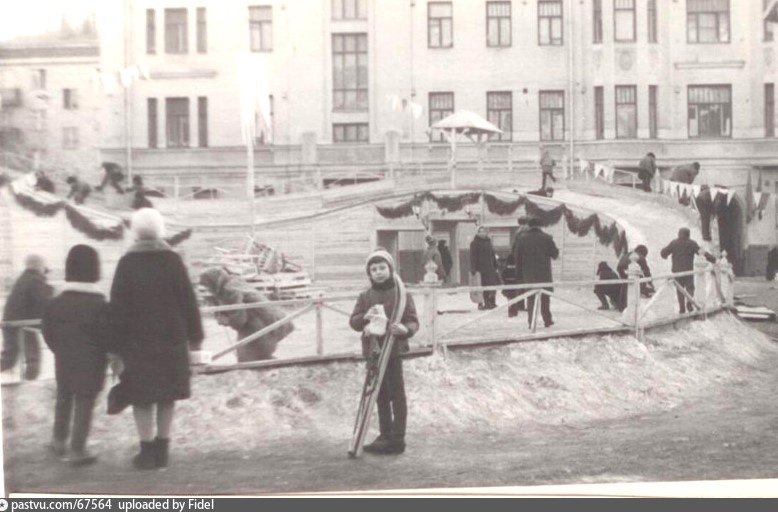 Деревянная горка на фоне дома № 11 по Скатертному переулку- 1972 г. Автор: Горбунов В.Т.