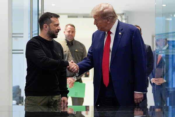 Дональд Трамп c Владимиром Зеленским в Trump Tower, Нью-Йорк, сентябрь 2024 года / Julia Demaree Nikhinson/AP 