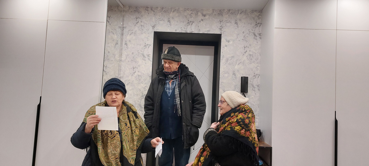  Я пою по бумажке частушки детские. А не догадались вовремя порепетировать дома. исправимся. Еще же и очки в спешке забыла.