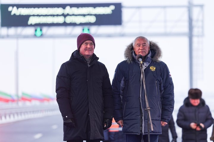 Основатель АО «СМП-Нефтегаз» Фоат Комаров (на фото справа), построивший за 23 млрд рублей платную трассу Алексеевское — Альметьевск, сменил руководство в компании. взято с сайта mindortrans.tatarstan.ru