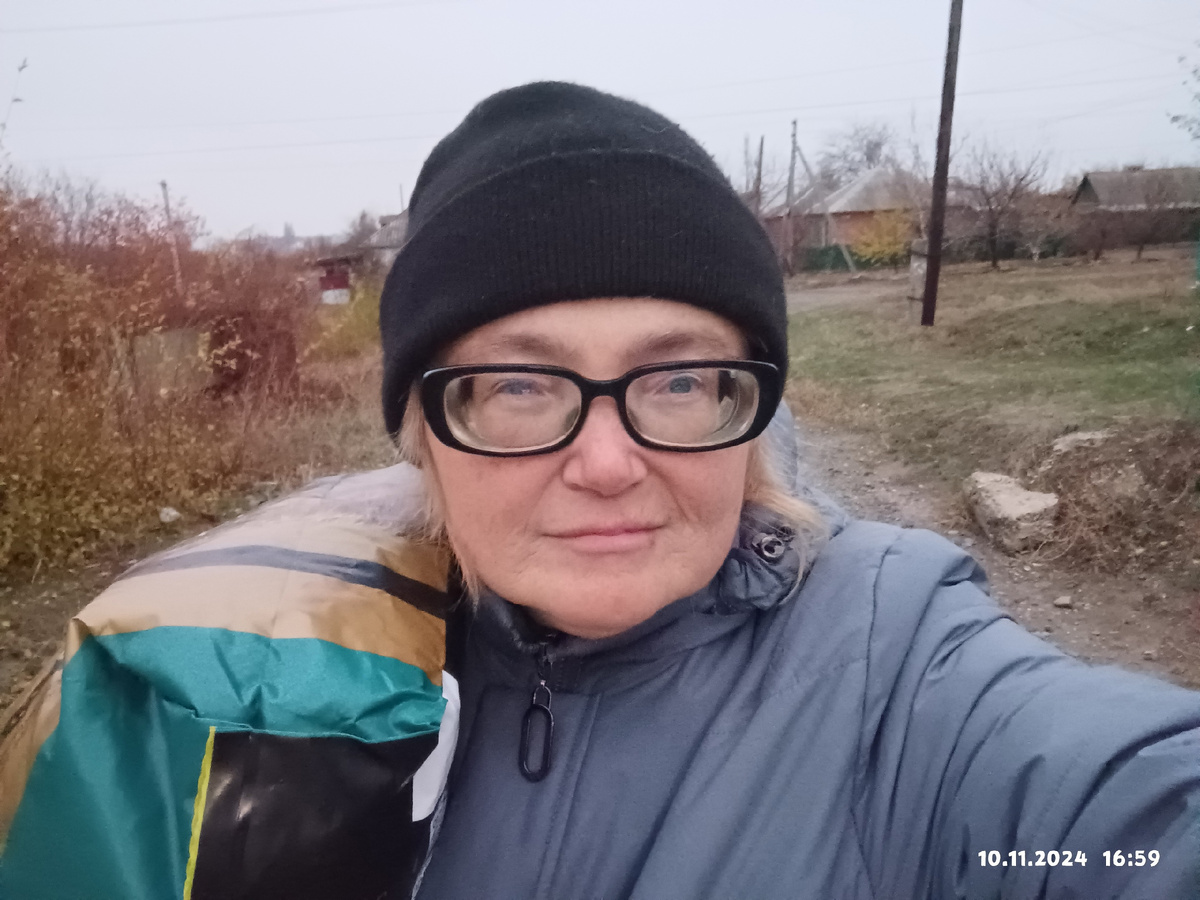 Несу мешок корма из пункта выдачи 