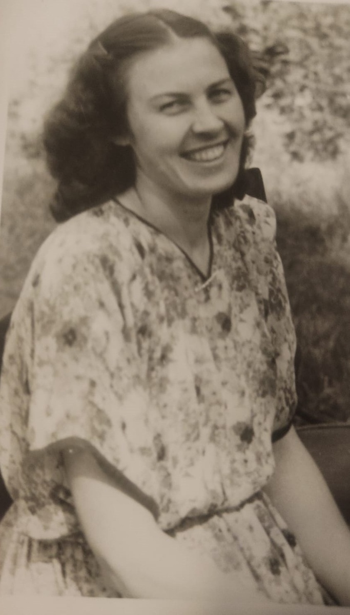 Мамина сестра в платье из крепдешина, которое сшила ей моя мама.