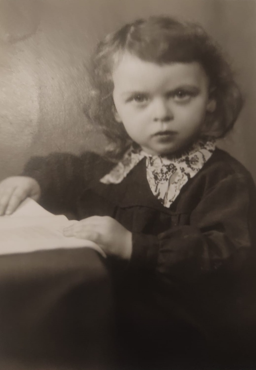 Я в платье, сшитом мамой.