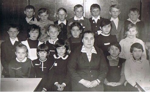 Наш класс с первой учительницей. Ещё Октябрята.